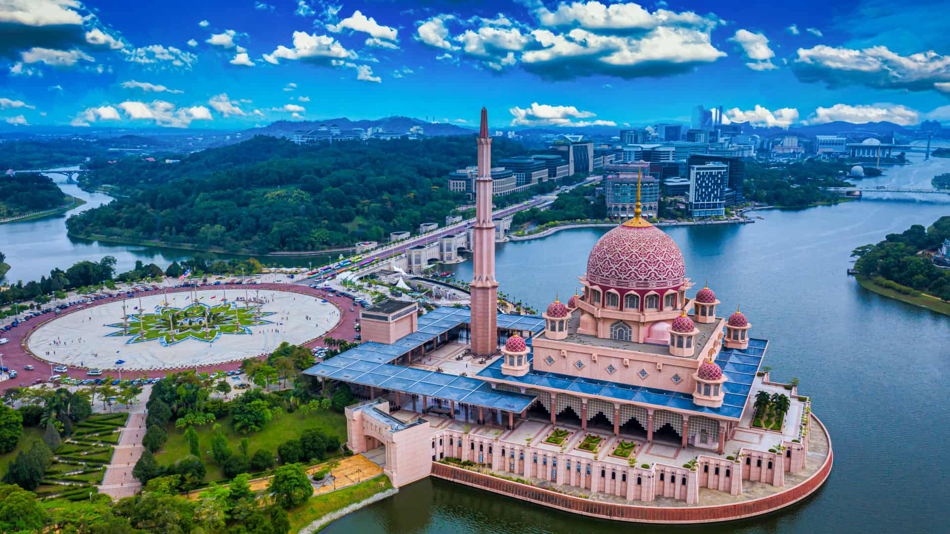 Vista aérea de la Mezquita de Putra con el centro de la ciudad de Putrajaya en Malasia donde se puede contratar un seguro de viaje