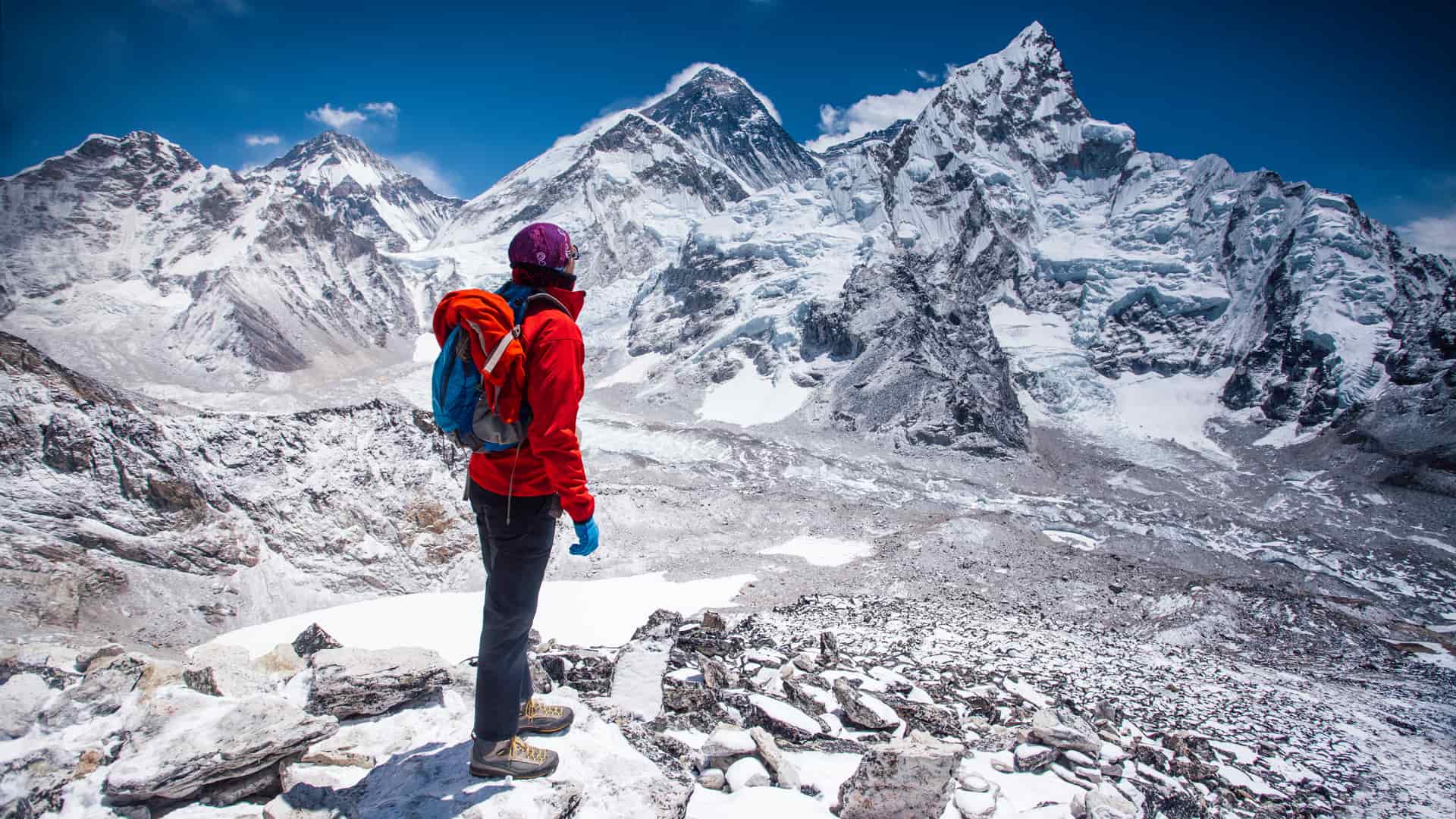 Mujer mirando a la vista en el Himalaya por la vertiente Nepal para cuyo viaje ha contratado un seguro