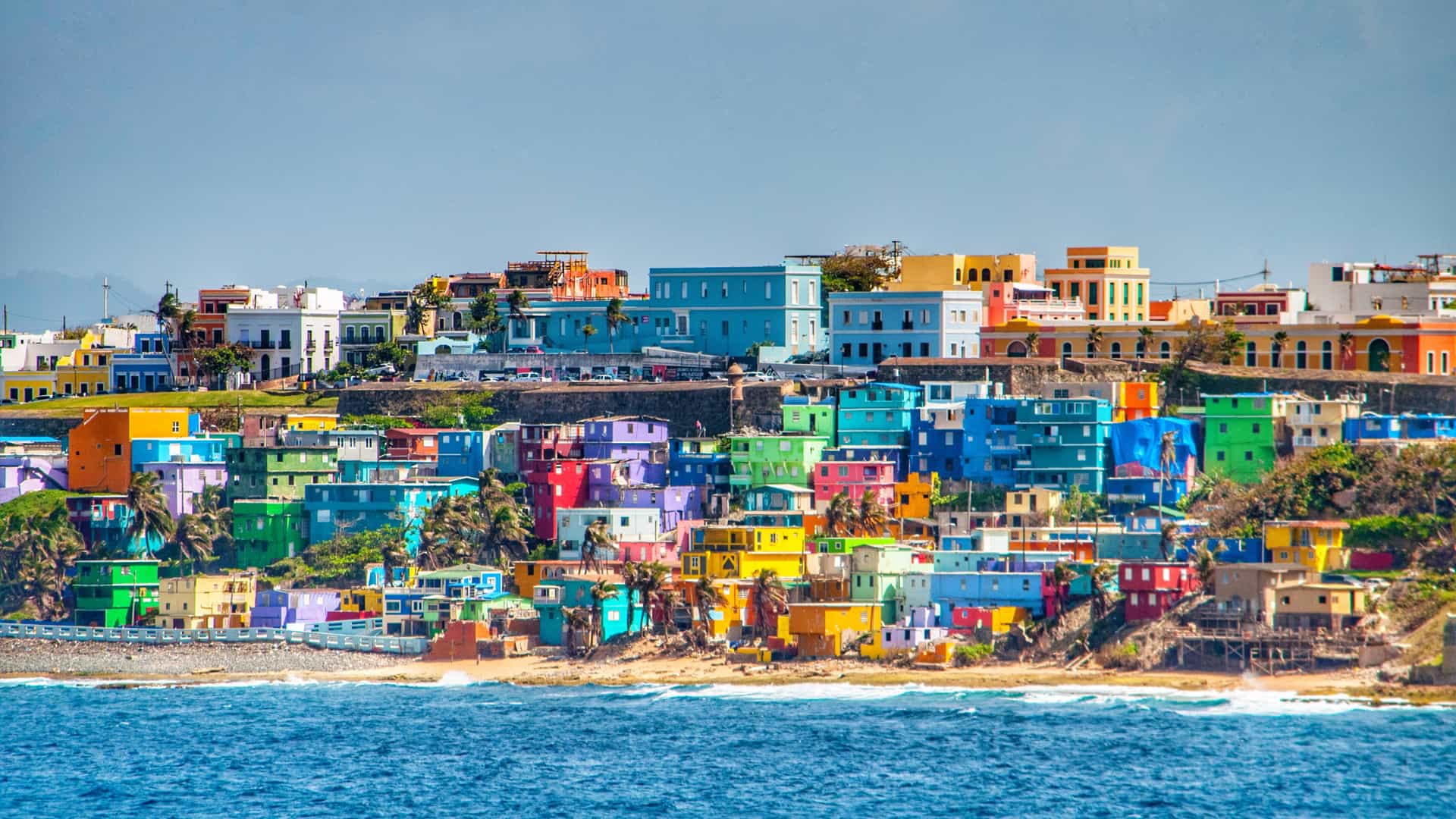 Coloridas casas en playa de San Juan, Puerto Rico para cuyo viaje se ha contratado un seguro