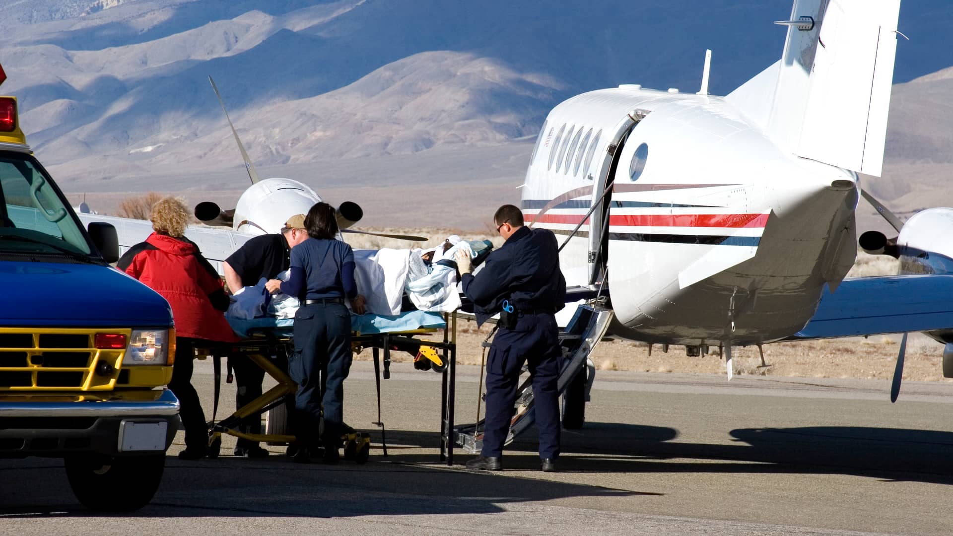 Preparando a persona herida con seguro de viaje antes de subir al avión para repatriarlo a su país
