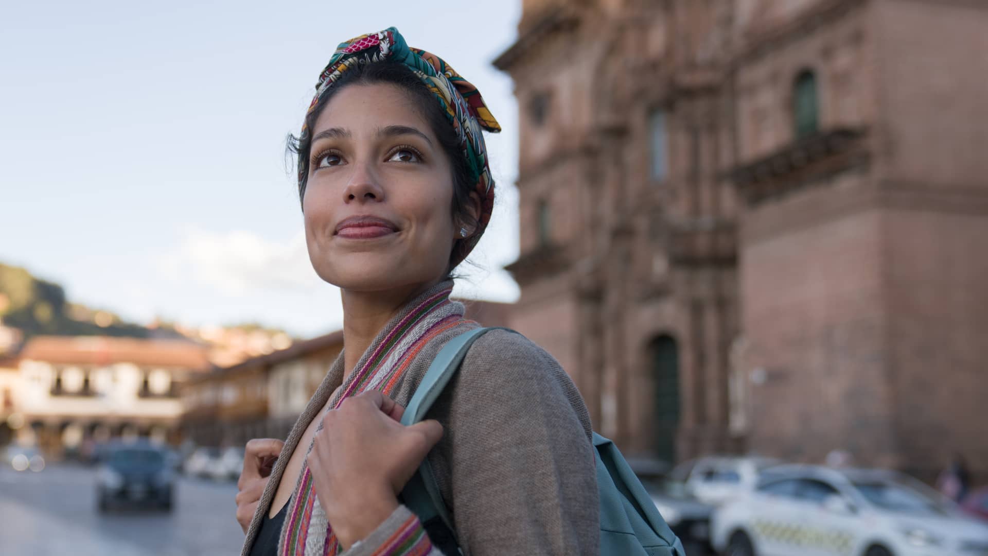 Mujer feliz de turismo por Cuzco en sudamerica para cuyo viaje ha contratado un seguro