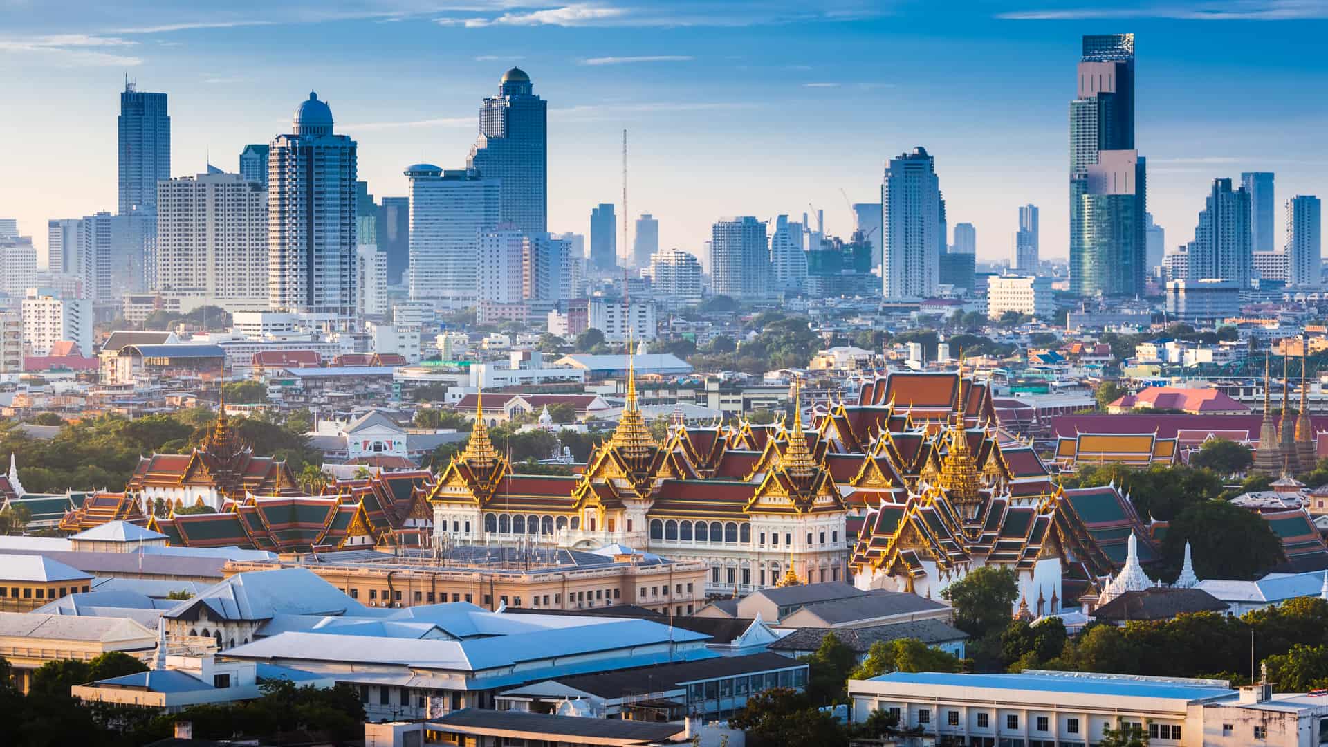 Amanecer con gran palacio de Bangkok, Tailandia en el sudeste asiático para donde es posible contratar un seguro de viaje