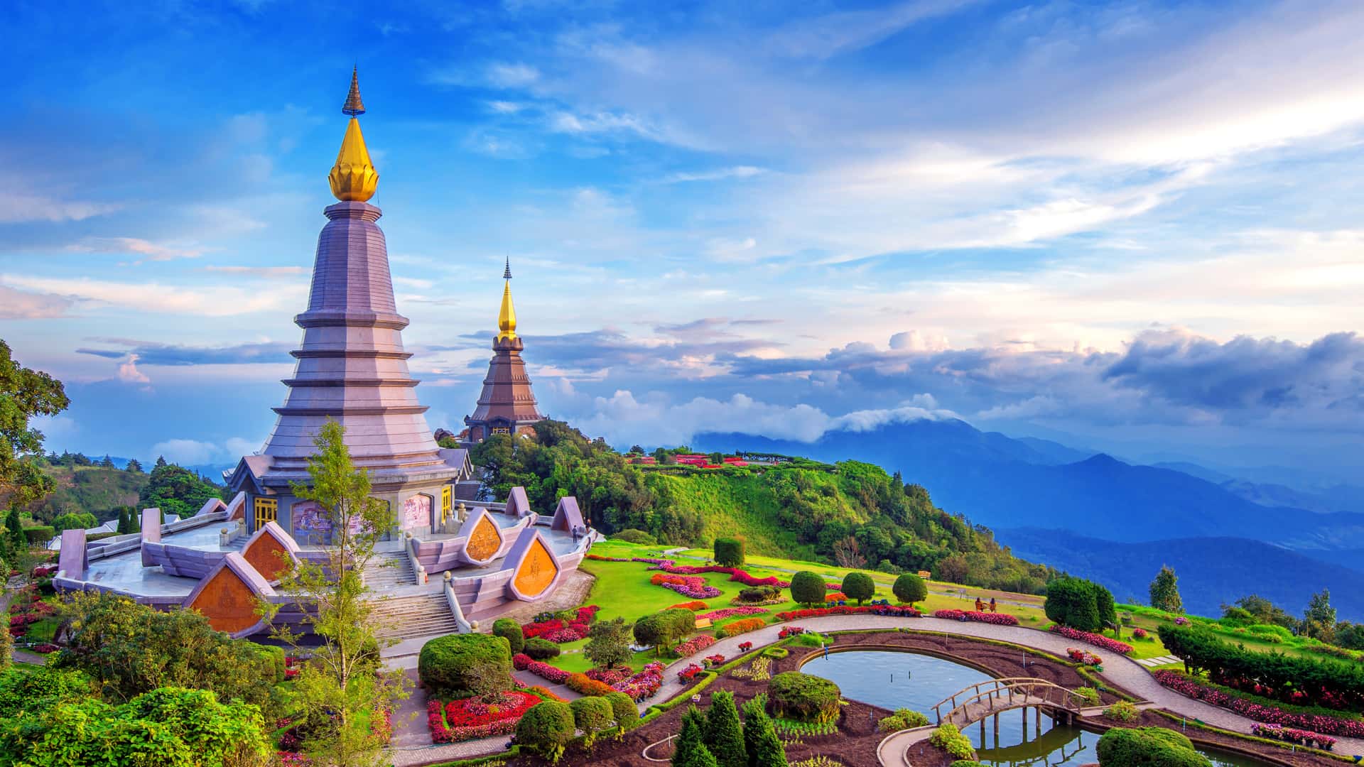 Pagoda histórica en el parque nacional doi Inthanon en Chiang mai en Tailandia . Lugar donde es posible contratar un seguro de viaje