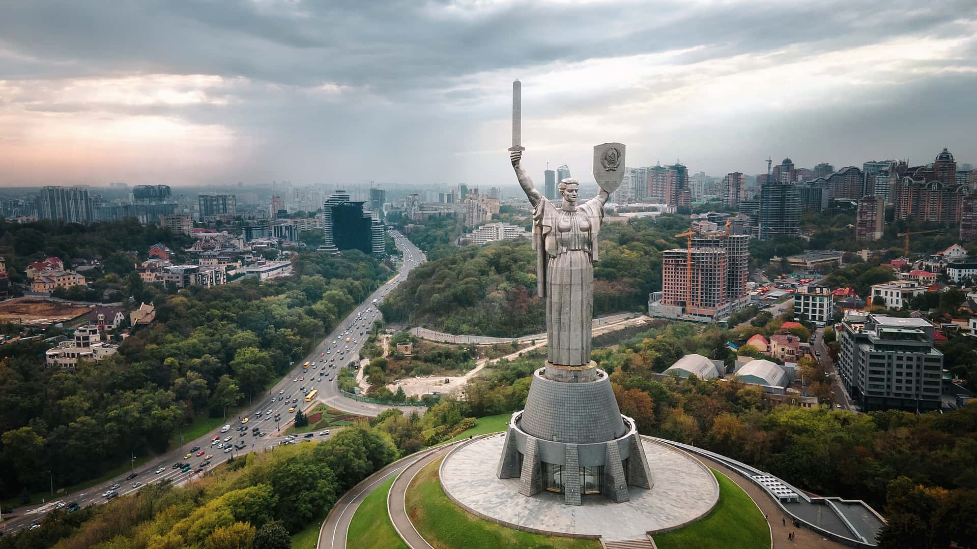 Estatua de la patria de Kiev en Ucrania para cuyo viaje se ha contratado un seguro